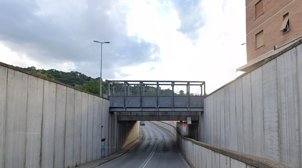 Lavori alla passerella pedonale di via Vallepiatta