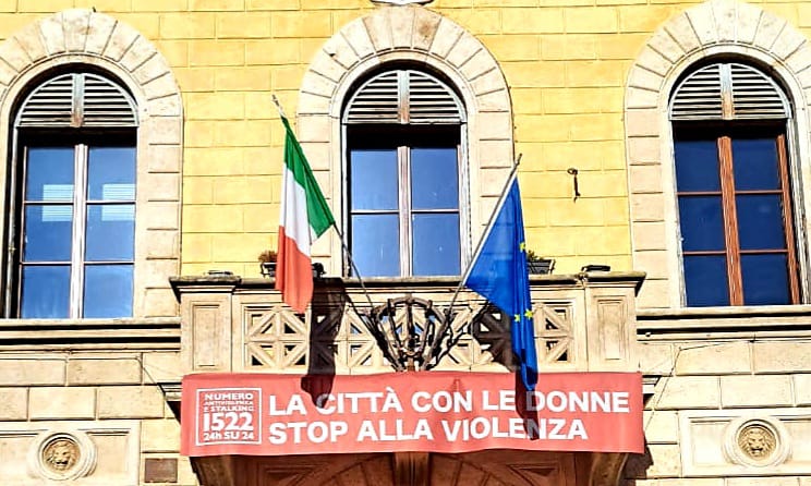 Uno striscione a palazzo comunale per dire stop alla violenza di genere